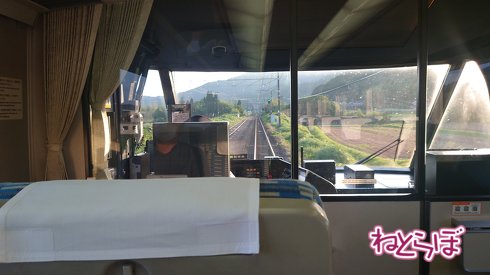 下り線と上り線の間に入り、上り線を潜る