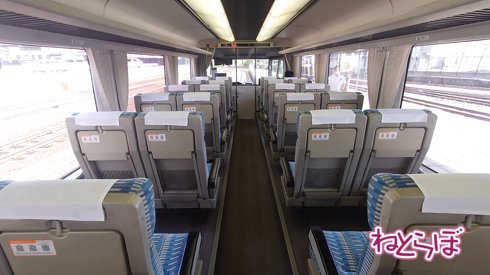 キハ85系はハイデッカー座席。座席の床が通路より高い