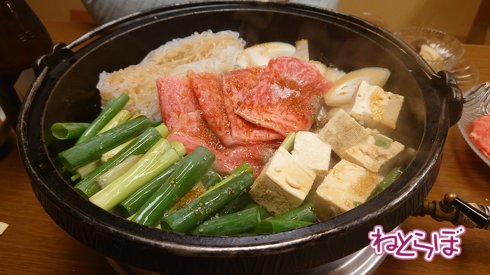 最上級の近江牛だそうです。最初は肉とザラメだけで焼くんです。そのあとで野菜もたくさん。ごちそうさまでした