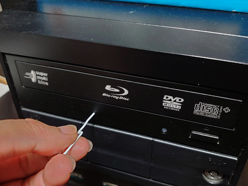 クリップをドライブに差すところ