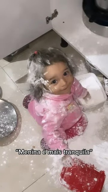 小麦粉まみれの女の子