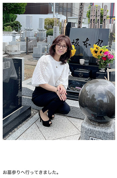 坂本九さんの墓前に座る柏木由紀子