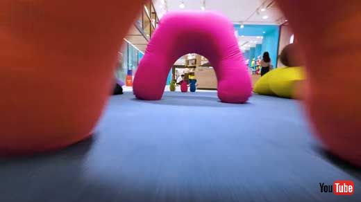 ドローン 達人 Yogibo ストア 店内 飛ぶ ワンカット 撮影 映像 超絶テクニック