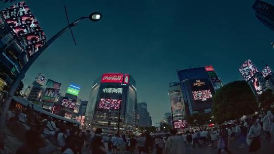 渋谷駅前で展開した漫画『呪術廻戦』のデジタルサイネージ13面を用いたプロモーション