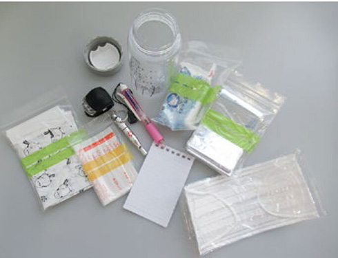 100均グッズで作る防災ボトルが便利そう　マスクやキズテープがひとまとめに