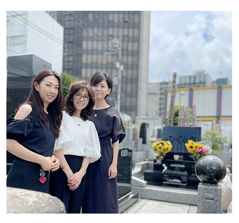 長女の大島花子、柏木由紀子、次女の舞坂ゆき子の3ショット