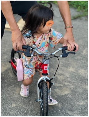 自転車を練習をする吉木りさの娘