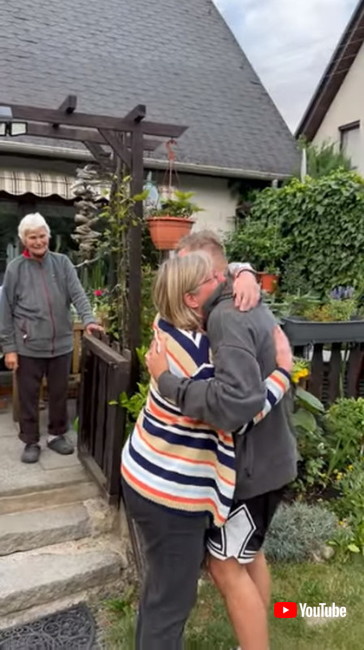 泣く母親と息子