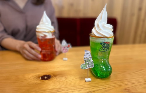「カラフルクリームソーダ」並んだ画像