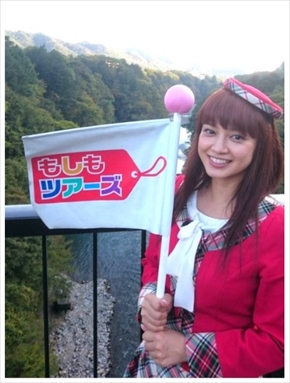 平愛梨のツアーガイド姿
