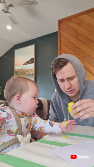 絵の具と紙と娘