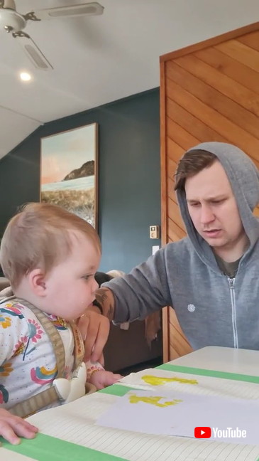 絵の具と紙と娘