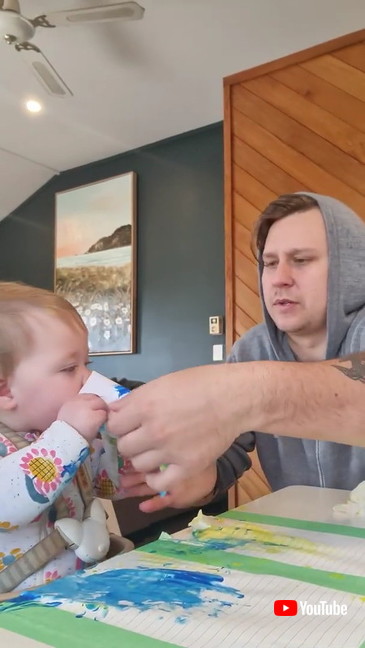 絵の具と紙と娘