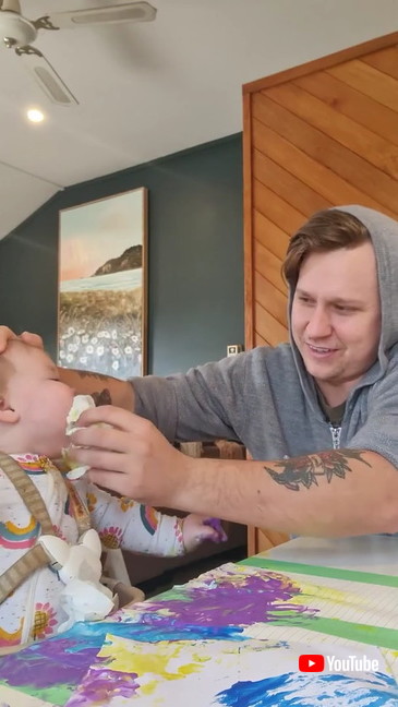 絵の具と紙と娘