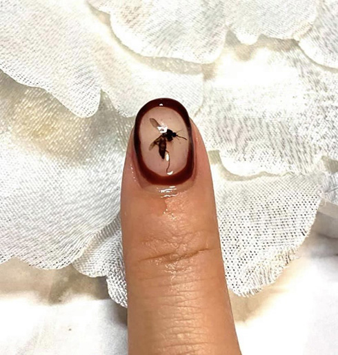 「私の血を吸った蚊をネイルにした」　見せしめの圧力がすごい爪デザインが「クレイジーで好き」と話題