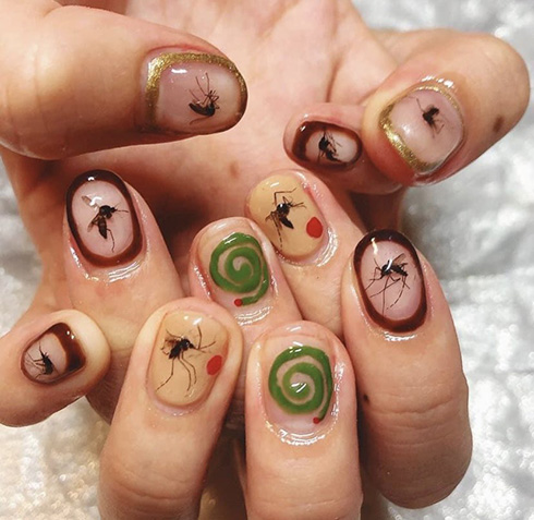 「私の血を吸った蚊をネイルにした」　見せしめの圧力がすごい爪デザインが「クレイジーで好き」と話題