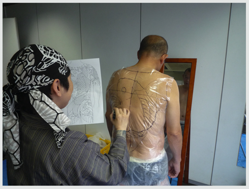 ハワイに行った笑福亭鶴瓶、背中に鯉の刺青