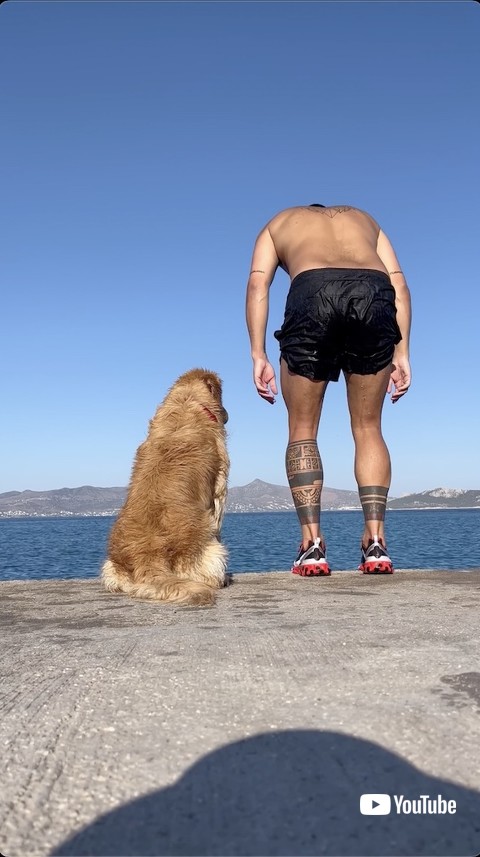 体を揺らす飼い主