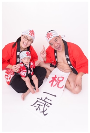 白鳥久美子とチェリー吉武、1歳娘の家族ショット