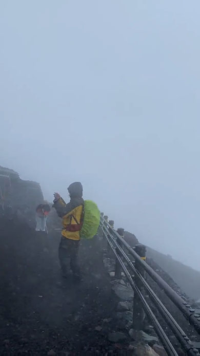 悪天候の日の富士山頂