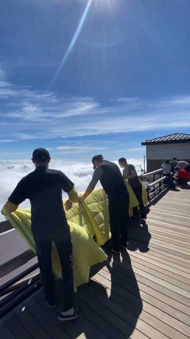 山小屋 布団干し 絶景 富士山 七合目 東洋館
