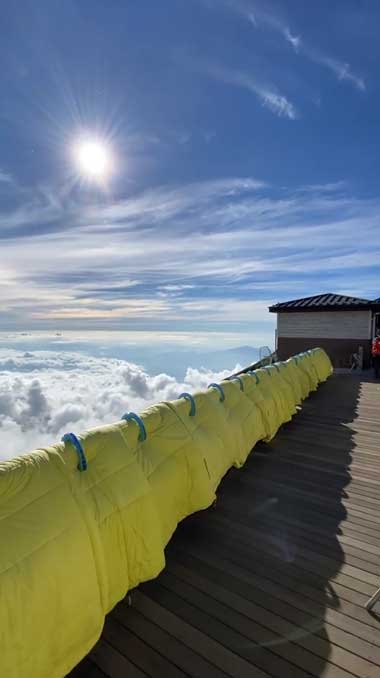 山小屋 布団干し 絶景 富士山 七合目 東洋館
