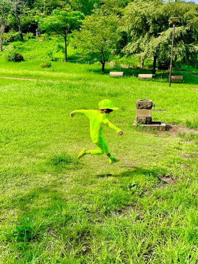 蛍光イエローコーデで元気いっぱいに走るなな坊くんの画像