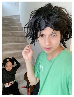 ロン毛のカツラをかぶったアレクサンダー