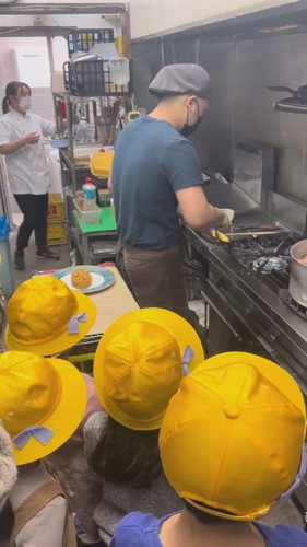 オムライスを見るミニオンズ