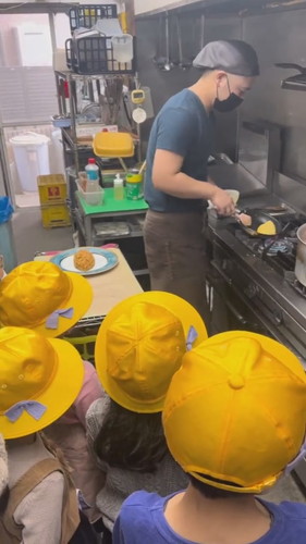 オムライスを見るミニオンズ