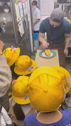 歓声をあげる子ども