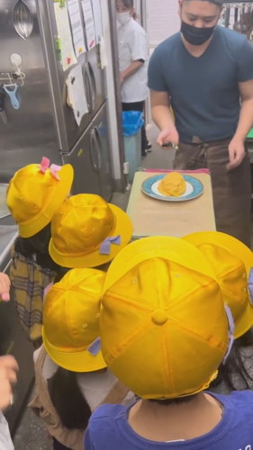 歓声をあげる子どもたち