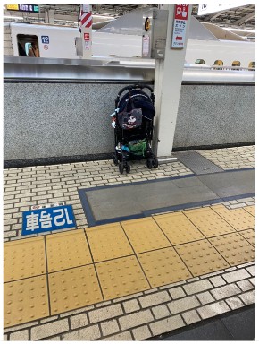 ホームに置かれたベビーカー