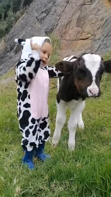 子牛に歌う女の子