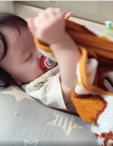 セルフ寝かしつけをする赤ちゃんがTwitterで話題