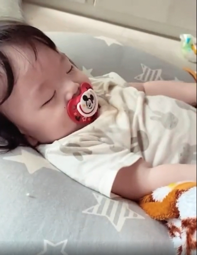 セルフ寝かしつけをする赤ちゃん