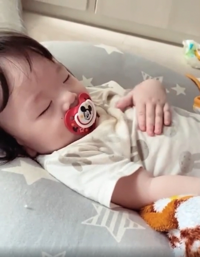 一定のリズムで上手にトントンする蘭愛ちゃん