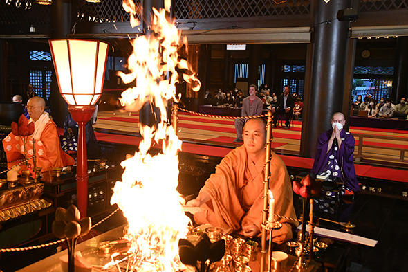 3年ぶり来日のブラッド・ピットがはじめての厄よけ