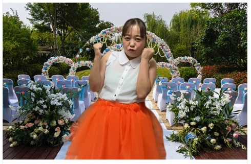 オレンジ色のスカートを着用した八幡カオル