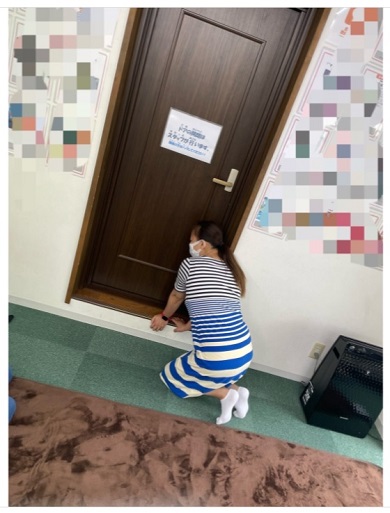 長男がレッスンを受けている間、聞き耳を立てる華原朋美