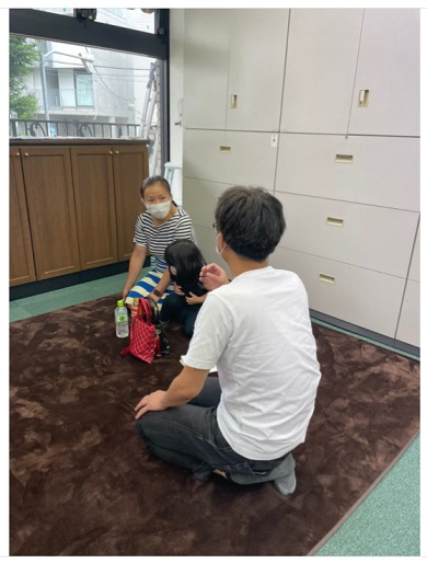 長男が受けたレッスン内容の説明を受ける華原朋美