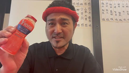 しゅうちゃんがヤクルトを持っているところ