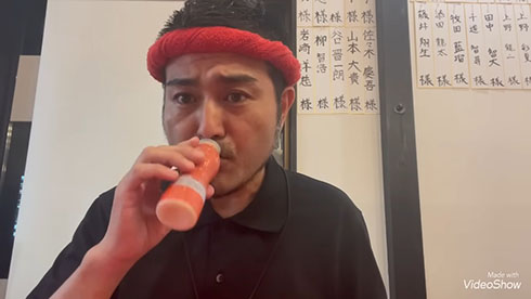 しゅうちゃんがヤクルトを飲んでいるところ