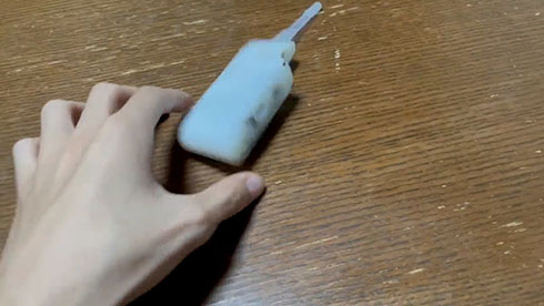 命がけで抵抗するお魚のロボットが逃げるところ