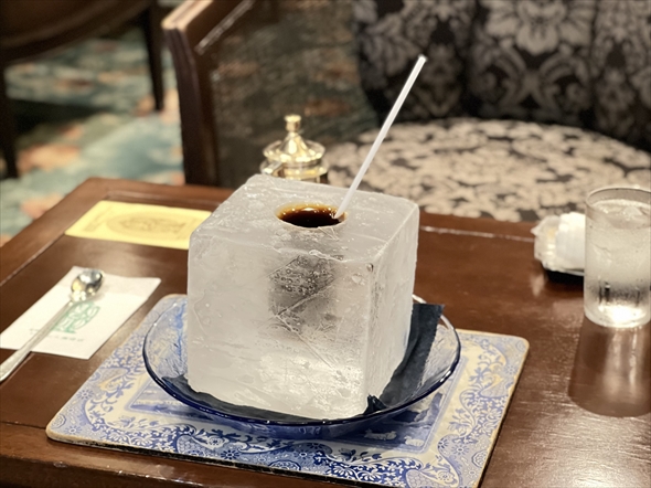 氷の器の中に入ったコーヒー