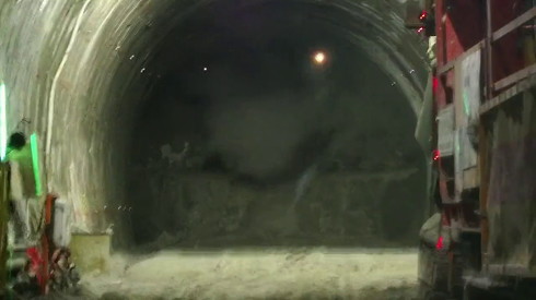 北海道新幹線トンネル掘削作業