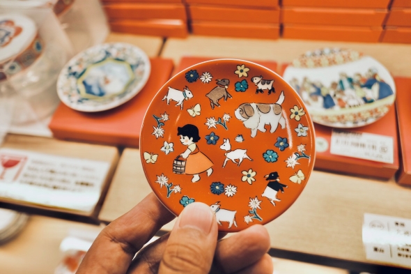 九谷焼と「アルプスの少女ハイジ」がコラボした豆皿の画像