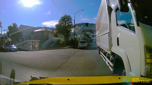 交通事故 神戸 六甲山 トラック