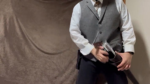 ガンプレイ・銃をホルダーに収めるところ