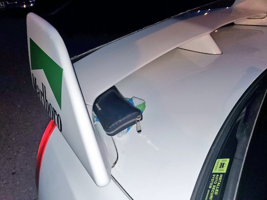 財布 クルマ 置き忘れ リアウイング やらかし